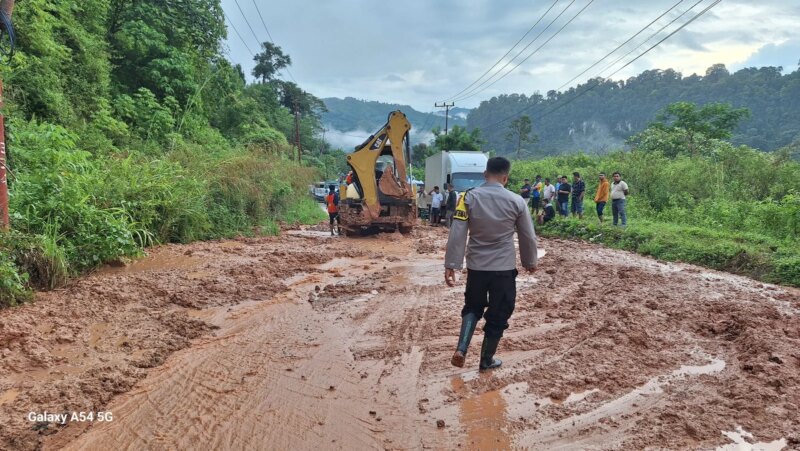 Longsor Tutup Jalur Kerinci–Bangko, Polisi Berlakukan Sistem Buka Tutup – Detiktoday.com