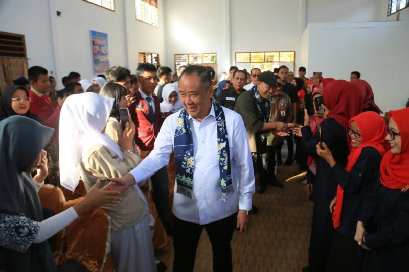 Tanam Pohon Alpukat di SMAN 1 Lubuklinggau, Cik Ujang Tekankan Pentingnya Sekolah Hijau dan Kolaborasi Pendidikan – Detiktoday.com
