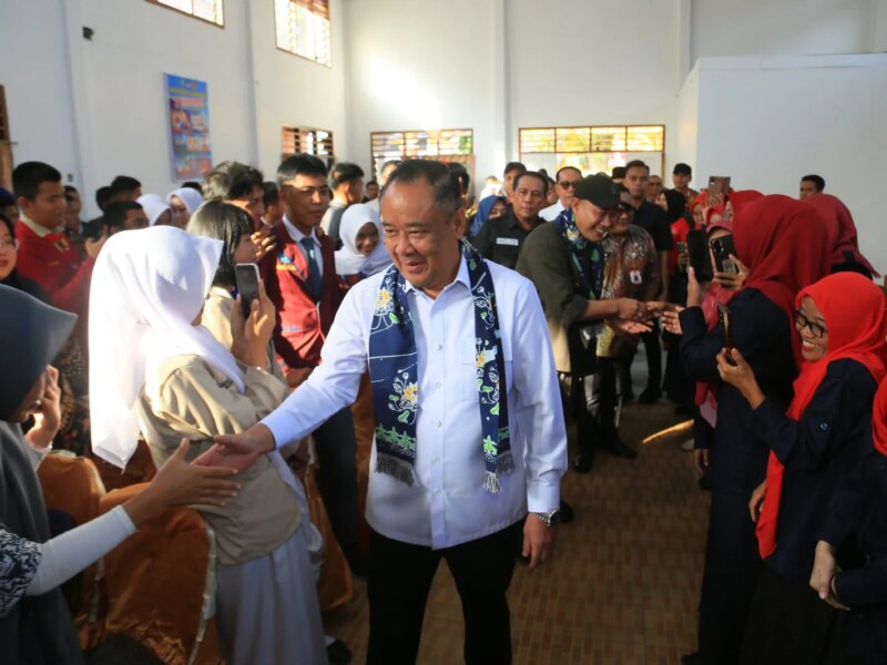 Tanam Pohon Alpukat di SMAN 1 Lubuklinggau, Cik Ujang Tekankan Pentingnya Sekolah Hijau dan Kolaborasi Pendidikan – Detiktoday.com