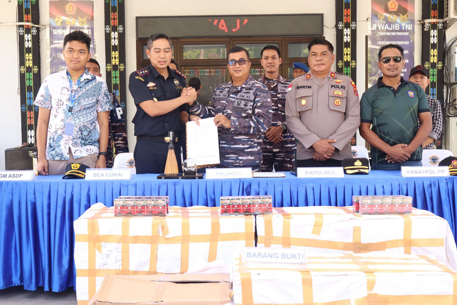 TNI AL BERSAMA APARAT GABUNGAN, GAGALKAN PENYELUNDUPAN ROKOK ILEGAL DI LABUAN BAJO