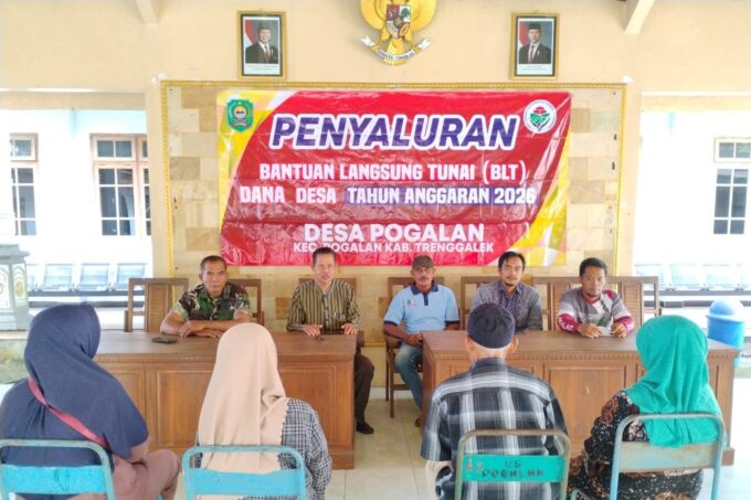 Sinergitas TNI-Polri dan Pemda Trenggalek, Kawal Penyaluran BLT Warga Kurang Mampu di Desa Pogalan