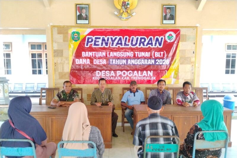 Sinergitas TNI-Polri dan Pemda Trenggalek, Kawal Penyaluran BLT Warga Kurang Mampu di Desa Pogalan
