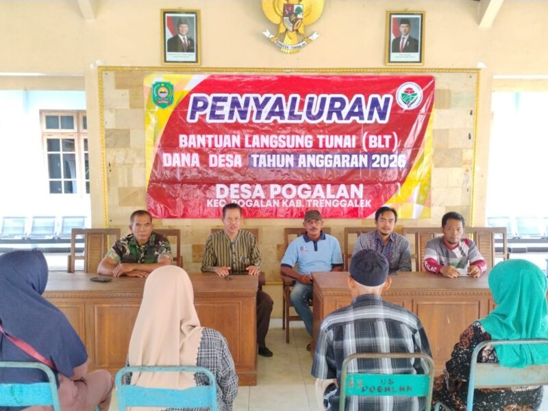 Sinergitas TNI-Polri dan Pemda Trenggalek, Kawal Penyaluran BLT Warga Kurang Mampu di Desa Pogalan