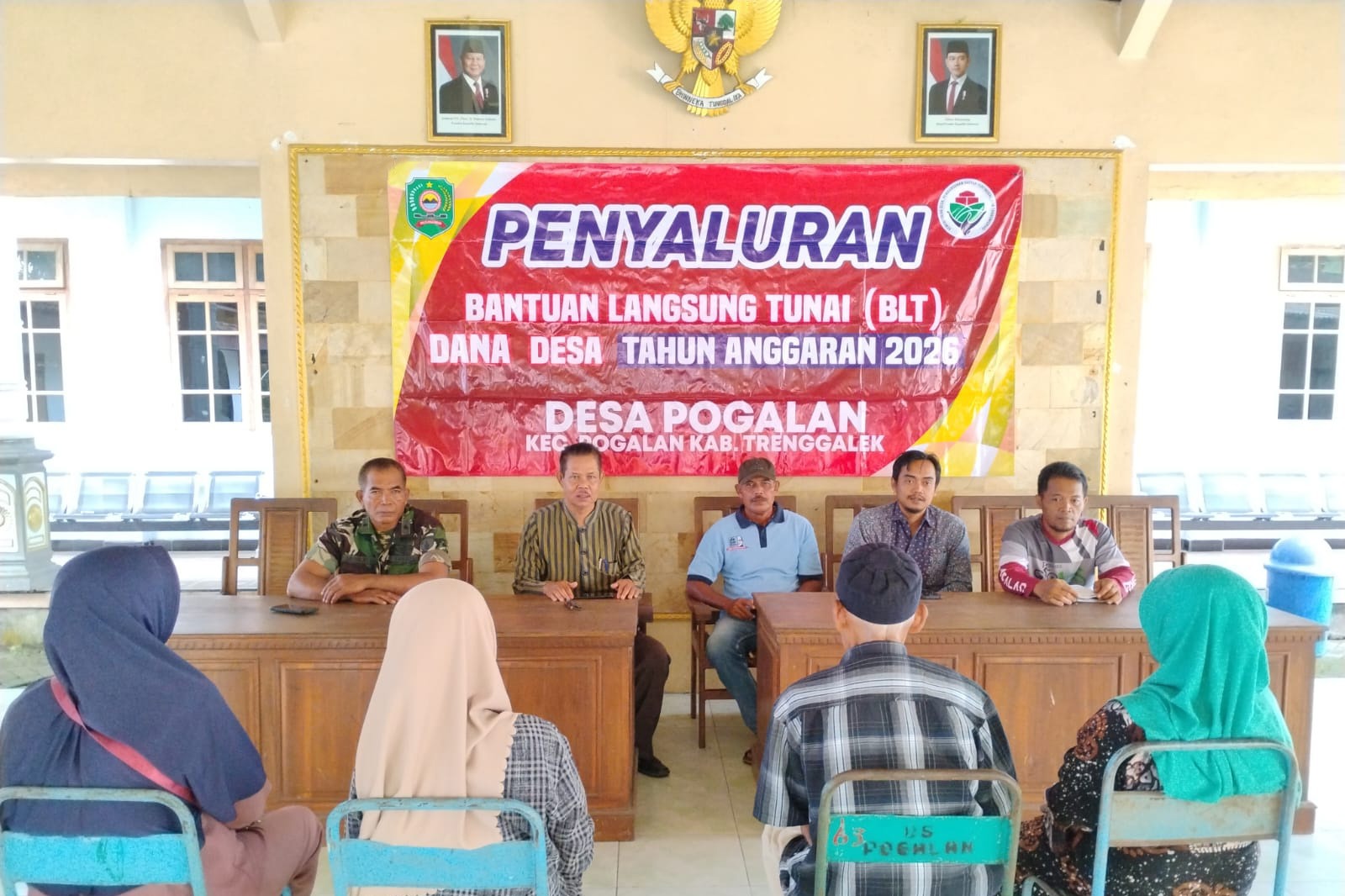 Sinergitas TNI-Polri dan Pemda Trenggalek, Kawal Penyaluran BLT Warga Kurang Mampu di Desa Pogalan