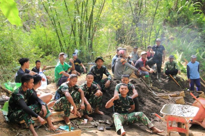 Kekompakkan Warga Bersama Satgas Dalam TMMD
