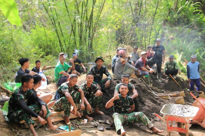 Kekompakkan Warga Bersama Satgas Dalam TMMD