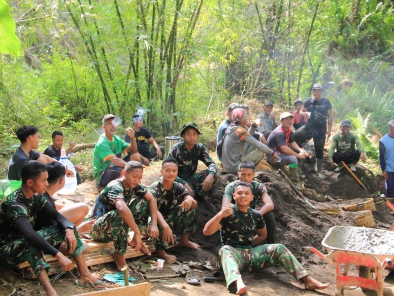 Kekompakkan Warga Bersama Satgas Dalam TMMD
