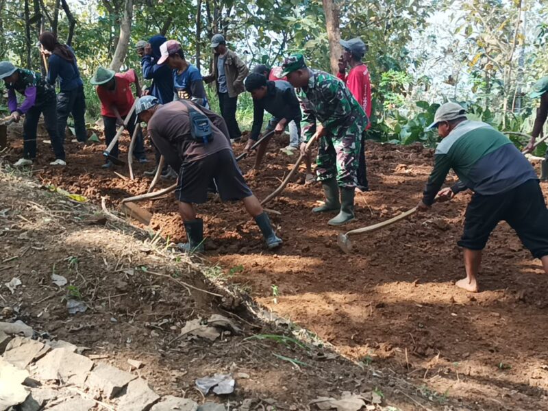 Peduli Kesulitan Warga, Babinsa Kodim Ponorogo Ikut Kerja Bakti Pelebaran Jalan
