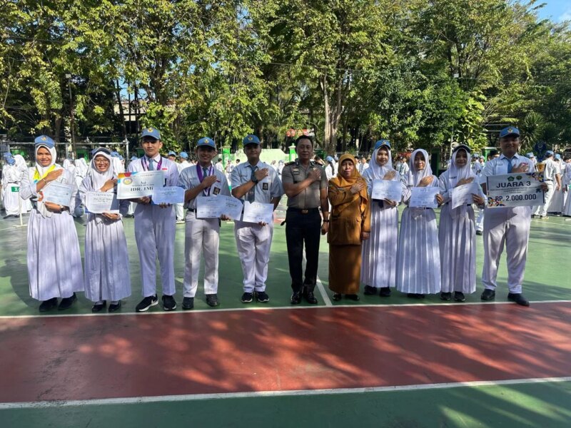 Kapolsek Buduran Tanamkan Nasionalisme dan Bijak Bermedia Sosial Saat Pimpin Upacara di SMAN 1 Sidoarjo – Detiktoday.com