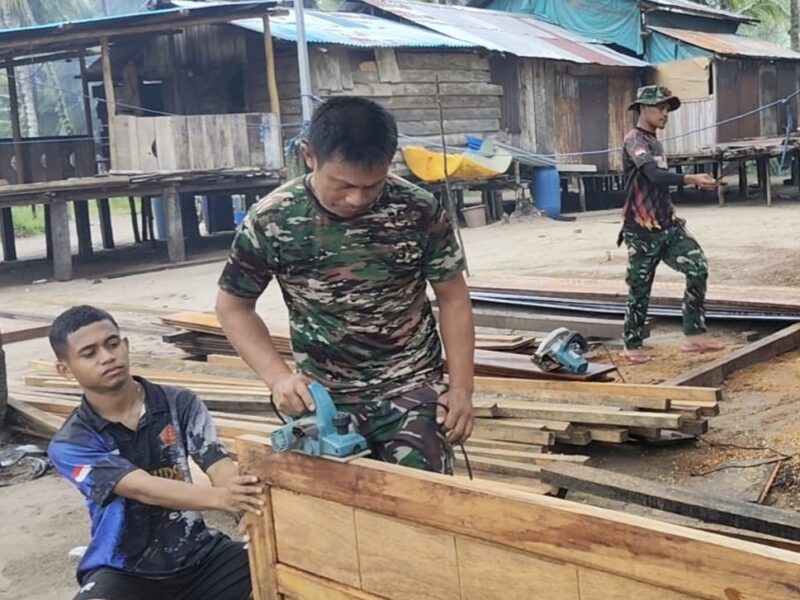 Satgas TMMD Tuntaskan Pemasangan Pintu MCK Umum di Kampung Keakwa