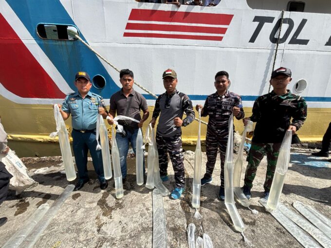 TNI AL GAGALKAN PEREDARAN RATUSAN LITER SOPI ILEGAL DI PELABUHAN BANDA NAIRA