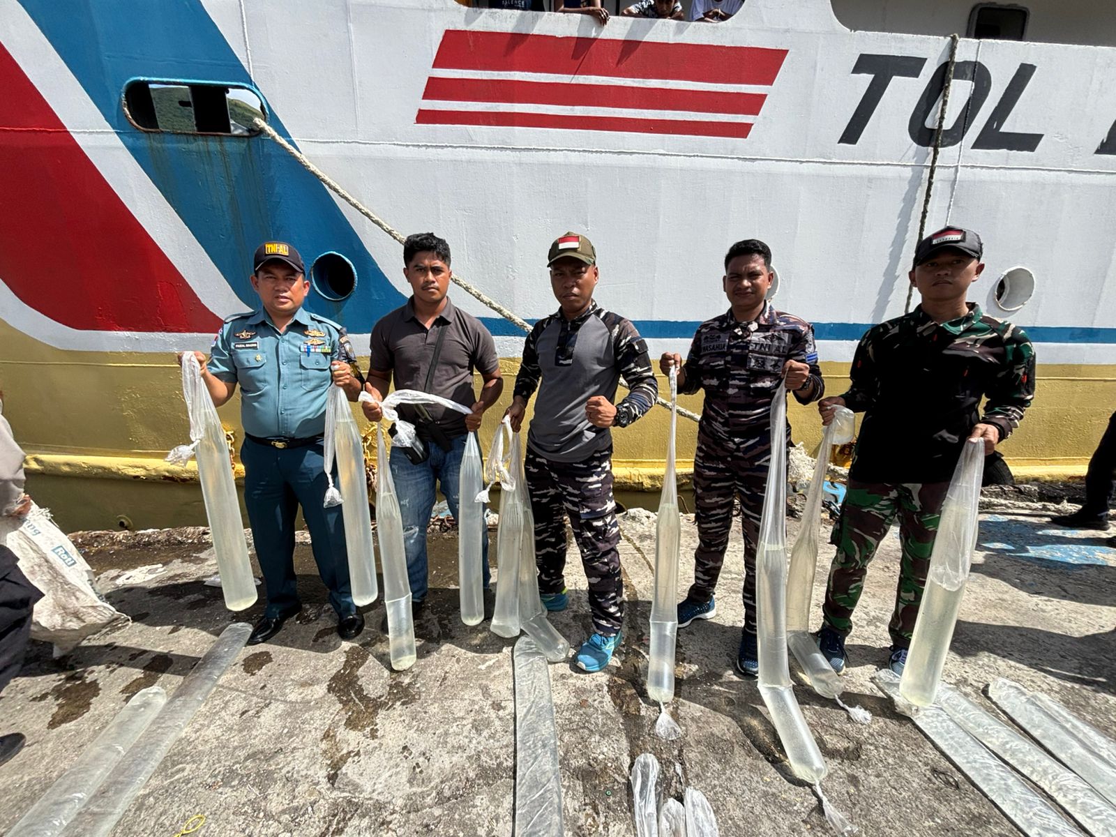 TNI AL GAGALKAN PEREDARAN RATUSAN LITER SOPI ILEGAL DI PELABUHAN BANDA NAIRA