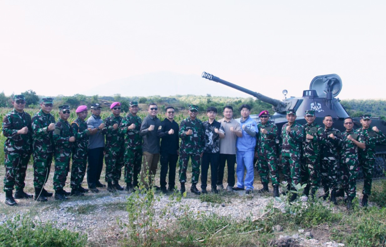 KAS KORMAR PASTIKAN KESIAPAN AMUNISI KALIBER 100 MM BMP-3F MELALUI UJI FUNGSI DI BALURAN