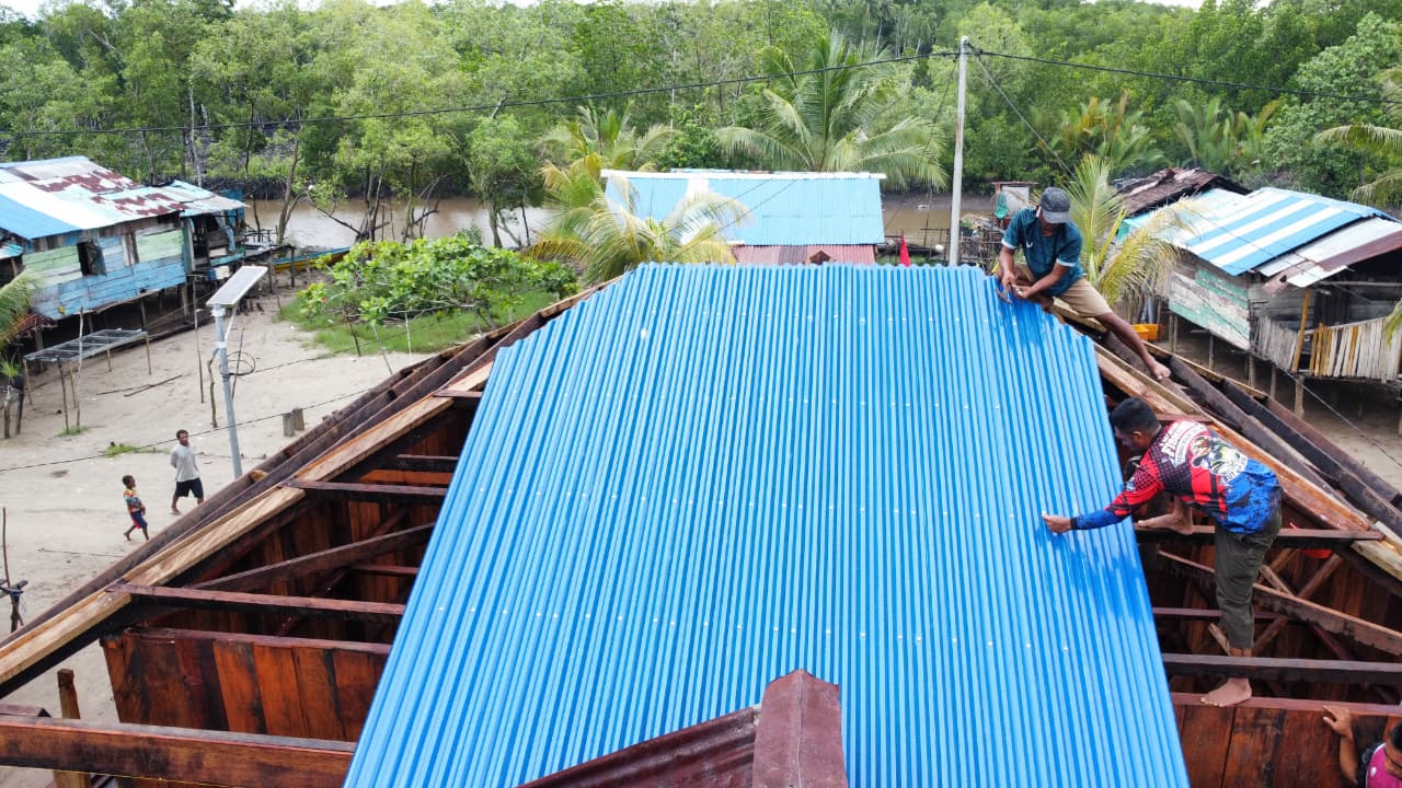 Satgas TMMD Ke-128 Kodim 1710/Mimika Genjot Pembangunan 5 Unit Rumah di Kampung Keakwa, Fokus Pemasangan Atap