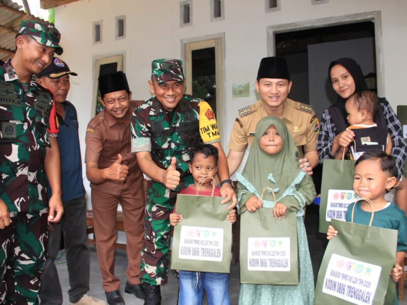 Bupati Serahkan 10 Paket Sembako