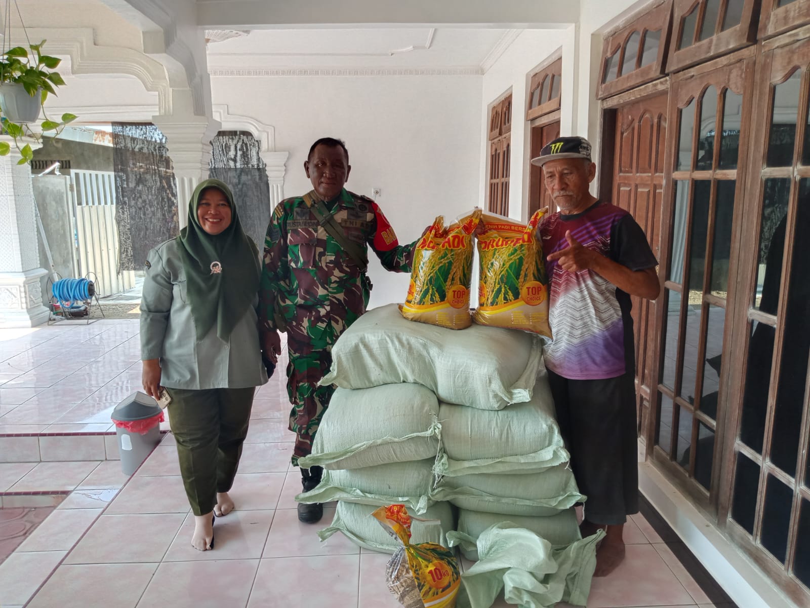 Babinsa Kodim Ponorogo Pendampingan Penyaluran Bantuan Benih Padi 
