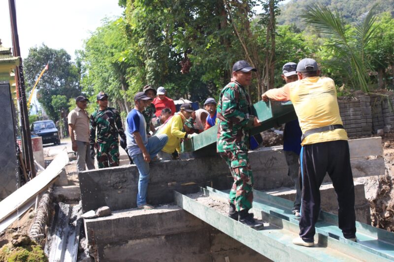 Jembatan Garuda Klampok 01 Kian Kokoh, Babinsa Joho Dampingi Pemasangan Balok Utama