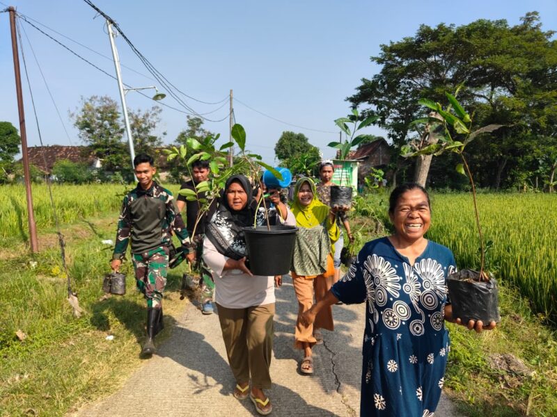 Saat Tangan Emak-Emak dan Prajurit Bersatu, Menghijaukan Desa