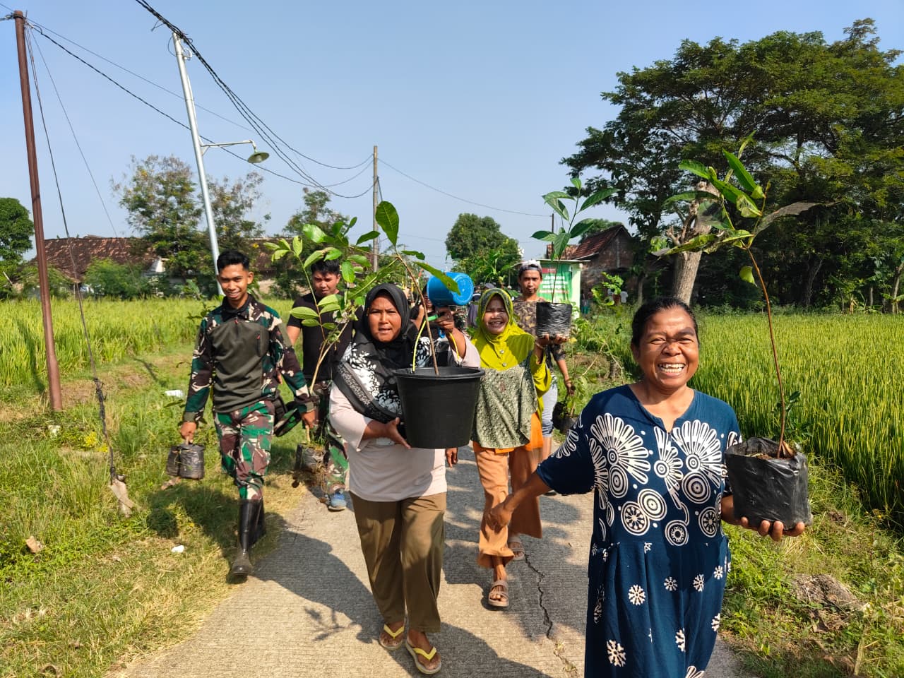 Saat Tangan Emak-Emak dan Prajurit Bersatu, Menghijaukan Desa
