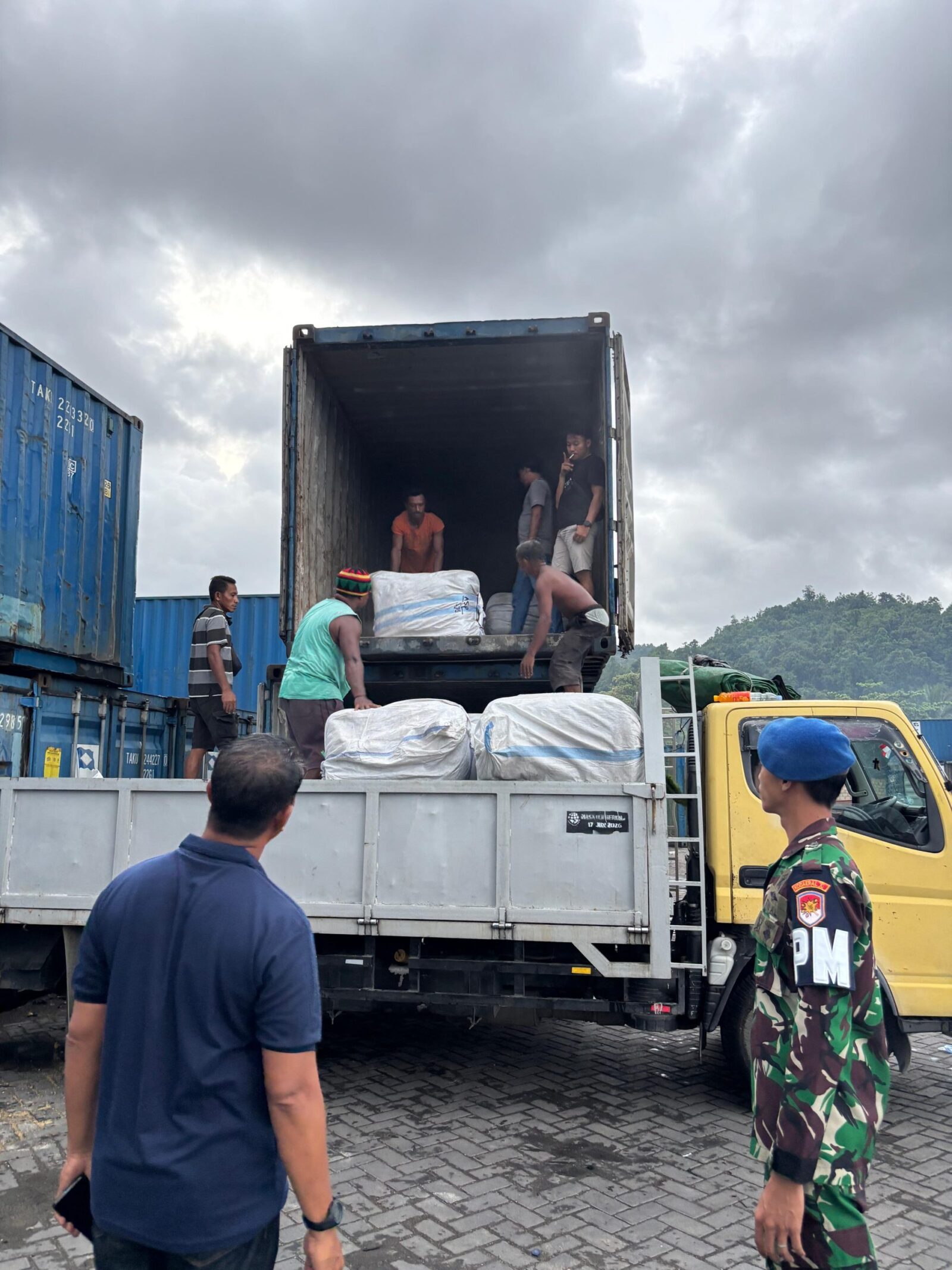 TNI AL DAN BEA CUKAI, BERHASIL GAGALKAN PENYELUNDUPAN BARANG ILEGAL DI JAYAPURA