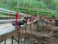 Babinsa Samar dan Warga Kebut Pembangunan Jembatan Garuda, Struktur Semakin Kokoh