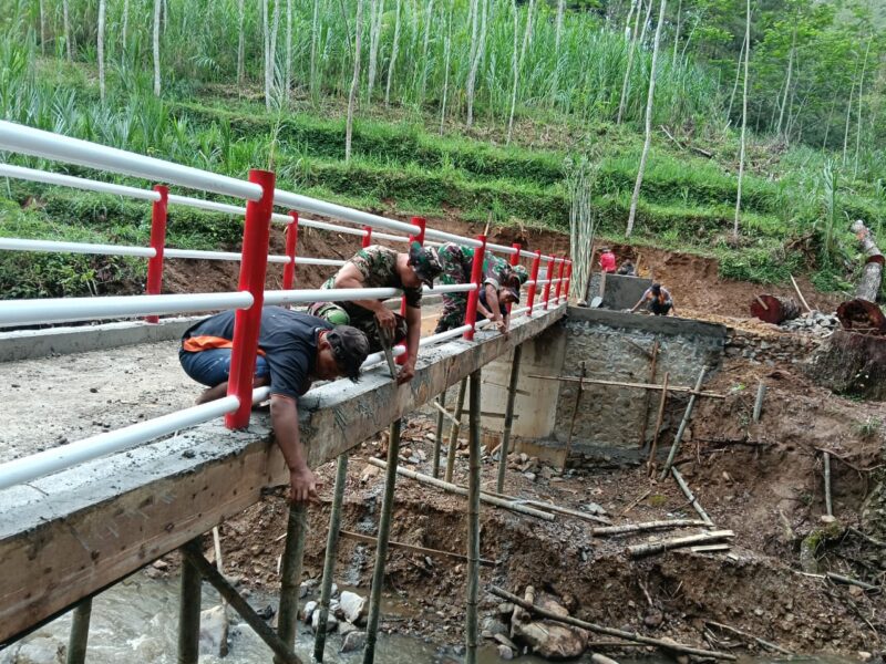 Babinsa Samar dan Warga Kebut Pembangunan Jembatan Garuda, Struktur Semakin Kokoh