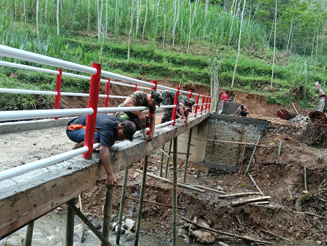 Babinsa Samar dan Warga Kebut Pembangunan Jembatan Garuda, Struktur Semakin Kokoh
