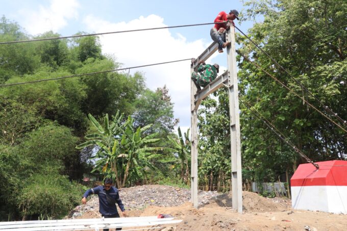 Jembatan Perintis Garuda Sungai Song Masuki Tahap Finishing, Babinsa Kauman dan Warga Kebutan Penyelesaian