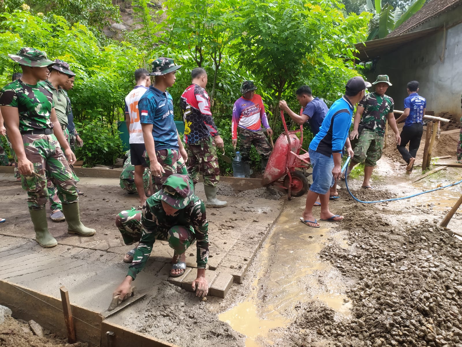 Semangat Tuntaskan Paving Jalan dan Rehab RTLH Trimo