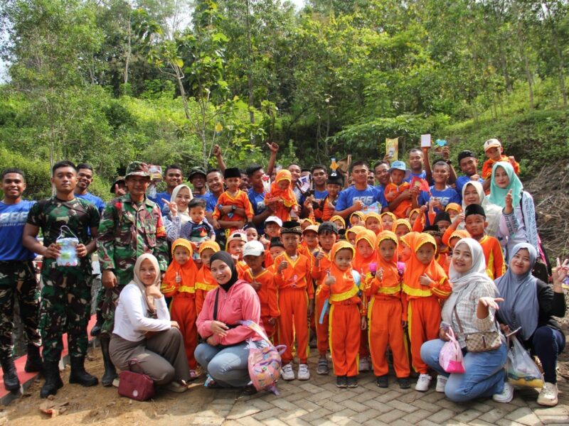 Jalan Sudah Bagus, Warga Gelar Jalan Santai dan Berikan Bingkisan ke Satgas