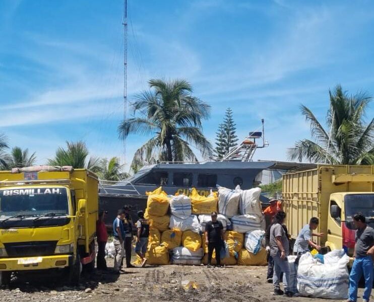 SINERGI TNI AL DENGAN APARAT GABUNGAN, GAGALKAN PENYELUNDUPAN BALLPRESS ILEGAL DI SUMATERA UTARA