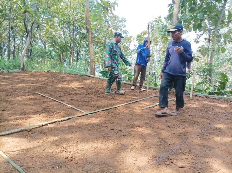 Ikut Bangun Lapangan Voli, Upaya Babinsa Kodim Ponorogo Dukung Fasilitas Olahraga