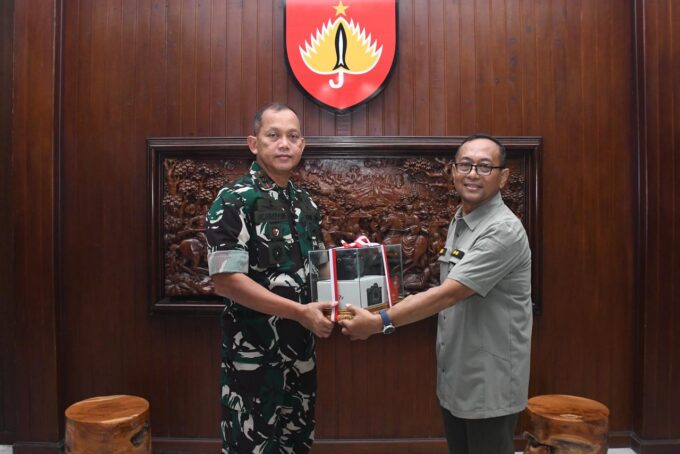 Pangdam IV/Diponegoro Serahkan Dukungan Kamera Profesional dan Seragam Tactical Office ke Pendam