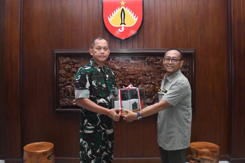 Pangdam IV/Diponegoro Serahkan Dukungan Kamera Profesional dan Seragam Tactical Office ke Pendam