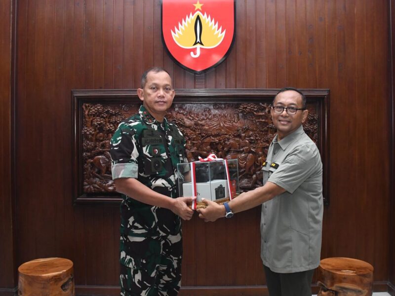Pangdam IV/Diponegoro Serahkan Dukungan Kamera Profesional dan Seragam Tactical Office ke Pendam