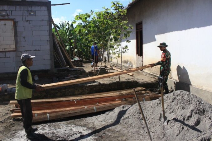 Impian Mbah Kemi Miliki Rumah Layak Huni Kian Nyata, Babinsa Tanjungsari dan Warga Pasang Rangka Atap