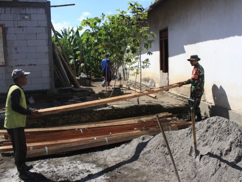 Impian Mbah Kemi Miliki Rumah Layak Huni Kian Nyata, Babinsa Tanjungsari dan Warga Pasang Rangka Atap