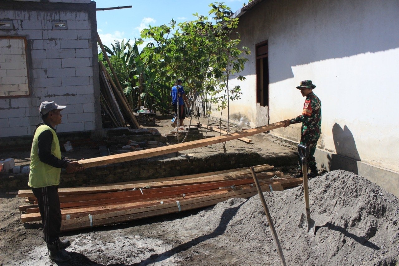 Impian Mbah Kemi Miliki Rumah Layak Huni Kian Nyata, Babinsa Tanjungsari dan Warga Pasang Rangka Atap