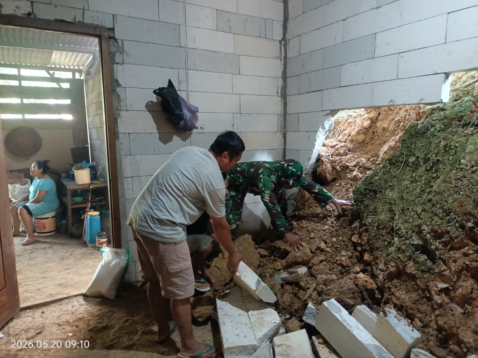 Bencana Tanah Longsor Timpa Rumah Warga, Kodim Ponorogo Gerak Cepat Kerja Bakti