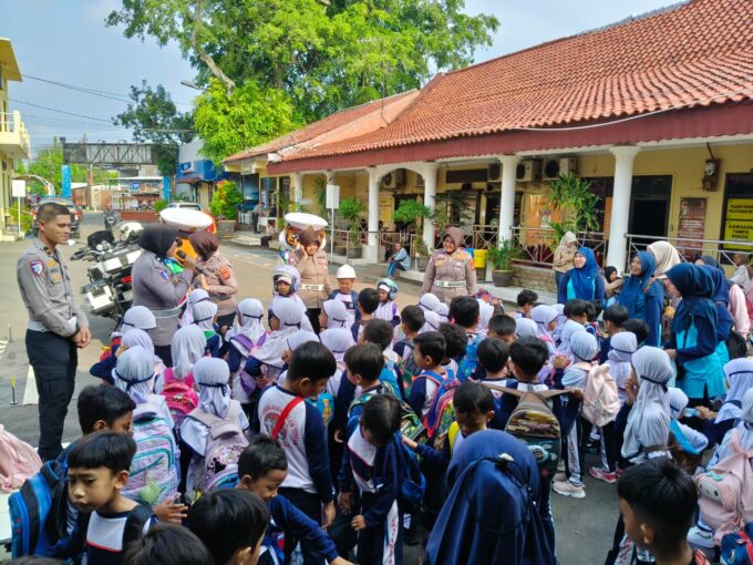 Satlantas Polres Cirebon Kota Kenalkan Rambu Lalu Lintas kepada Anak-anak Lewat Program Polsanak