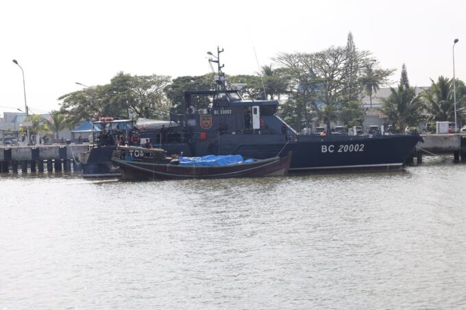 TNI AL GAGALKAN PENYELUNDUPAN RATUSAN BALLPRESS ILEGAL DI PERAIRAN SUMATERA UTARA