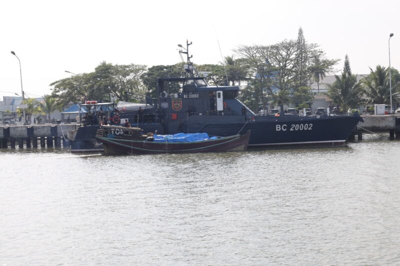 TNI AL GAGALKAN PENYELUNDUPAN RATUSAN BALLPRESS ILEGAL DI PERAIRAN SUMATERA UTARA