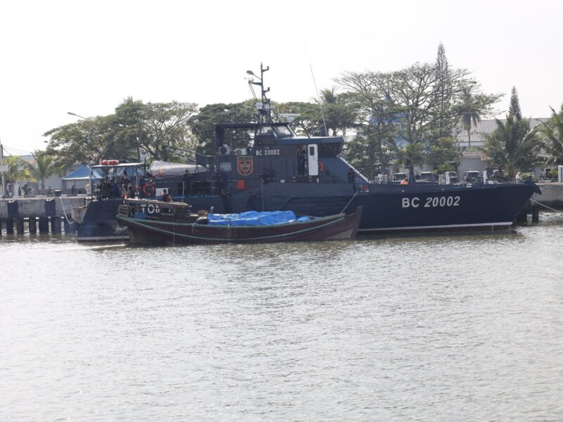 TNI AL GAGALKAN PENYELUNDUPAN RATUSAN BALLPRESS ILEGAL DI PERAIRAN SUMATERA UTARA