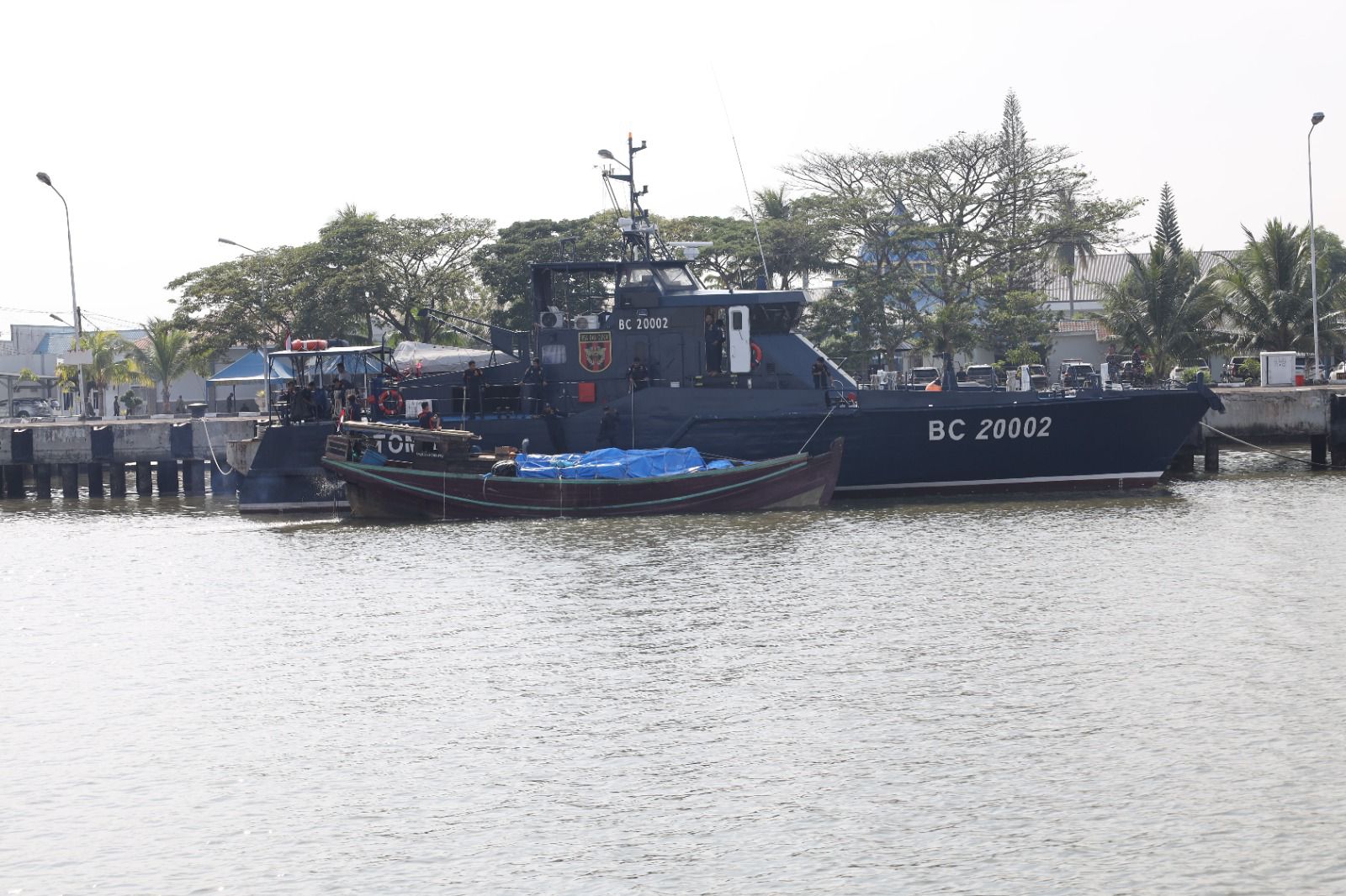 TNI AL GAGALKAN PENYELUNDUPAN RATUSAN BALLPRESS ILEGAL DI PERAIRAN SUMATERA UTARA