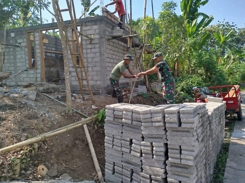 Babinsa Nglutung Dampingi Pemasangan Dinding Batako Rumah Warga Binaan dalam Program Rutilahu