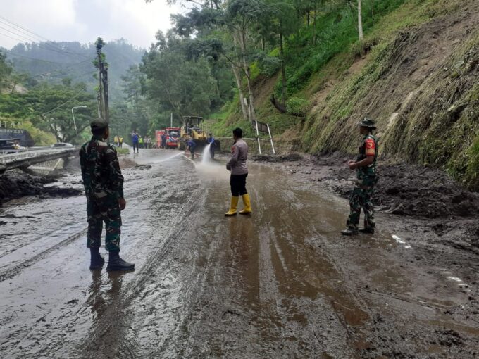 Longsoran Tanah Menutup Jalan, TNI-Polri dan Unsur Terkait Bersinergi Kerja Bakti
