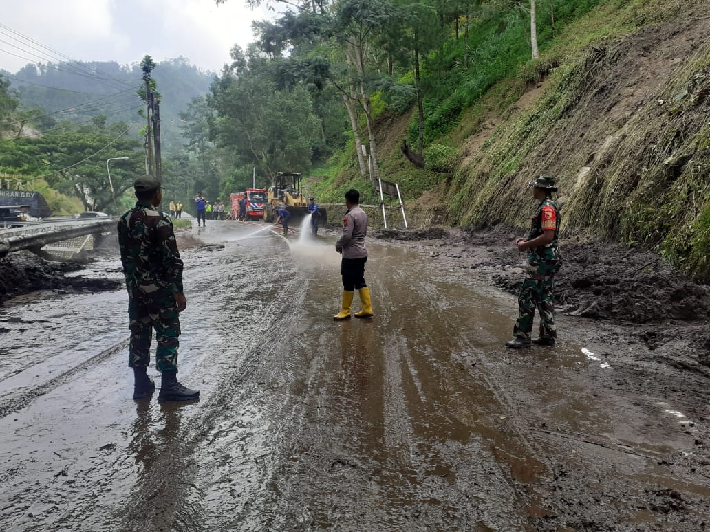 Longsoran Tanah Menutup Jalan, TNI-Polri dan Unsur Terkait Bersinergi Kerja Bakti