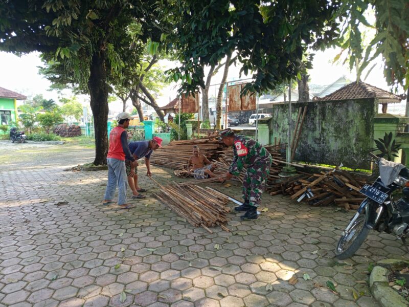 Babinsa Tertek Dampingi Pemasangan Bata Ringan dan Blandar Atap Rumah Warga