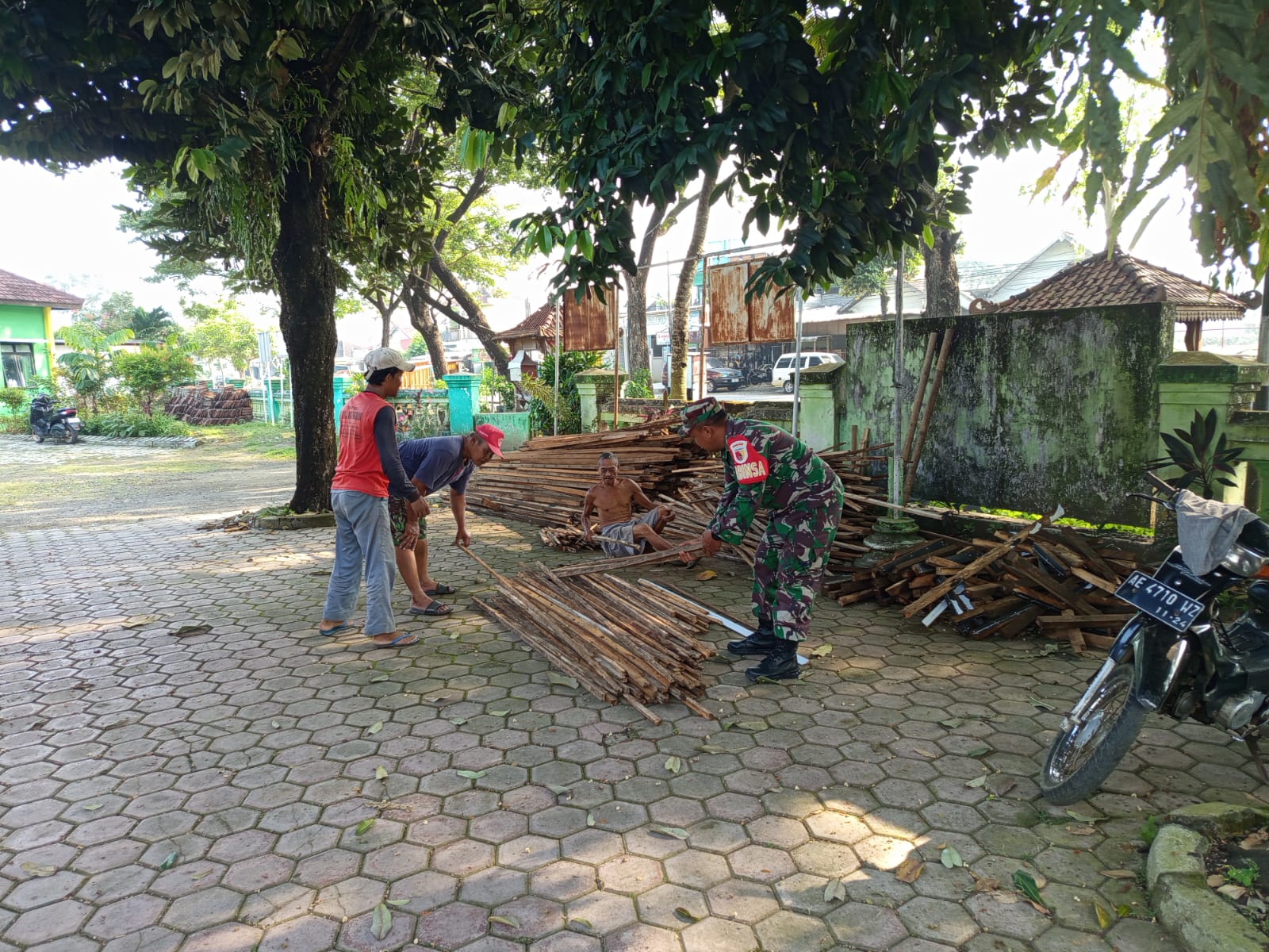 Babinsa Tertek Dampingi Pemasangan Bata Ringan dan Blandar Atap Rumah Warga