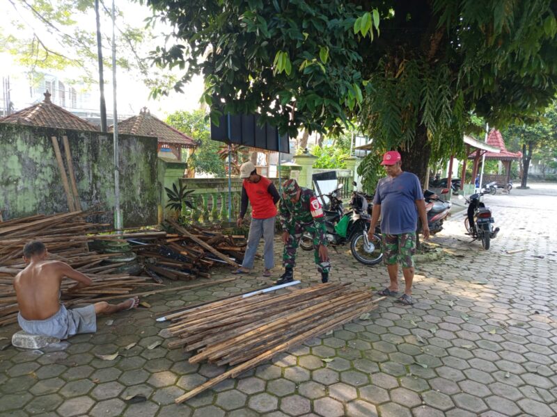 Anggota Kodim Ponorogo Ikut Gotong-Royong Bongkar Rumah Warga